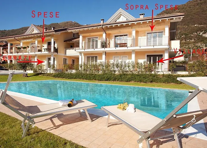 4 Village Centre Homes With Pool-by Italian Terraze, Spese, Sopra Spese, Spese Ii アパート レンノ